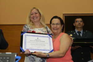 Momento da entrega do Título de Cidadã à professora Cristina Bielink